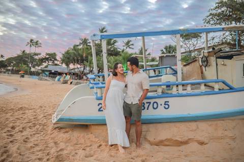 Descubra o charme da vila de Praia do Forte-BA em um ensaio fotográfico único entre barcos coloridos e a praia. A melhor recordação das suas férias no paraíso baiano registrada com máxima qualidade. Por Waldyr Lantyer Fotografia'