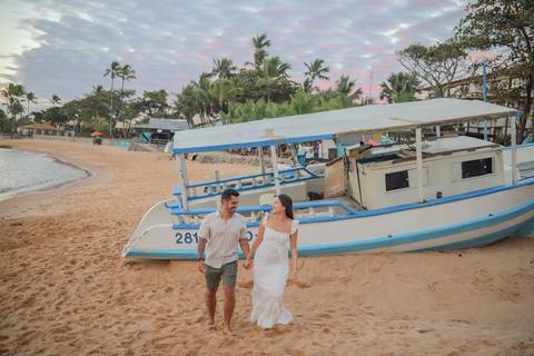 Descubra o charme da vila de Praia do Forte-BA em um ensaio fotográfico único entre barcos coloridos e a praia. A melhor recordação das suas férias no paraíso baiano registrada com máxima qualidade. Por Waldyr Lantyer Fotografia'