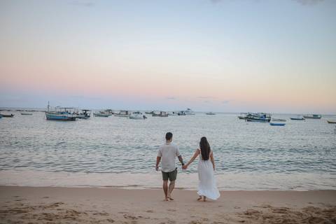 Descubra o charme da vila de Praia do Forte-BA em um ensaio fotográfico único entre barcos coloridos e a praia. A melhor recordação das suas férias no paraíso baiano registrada com máxima qualidade. Por Waldyr Lantyer Fotografia'