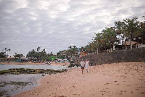A magia do crepúsculo em Praia do Forte-BA renderá fotos de casal deslumbrantes. Eternize sua viagem ao litoral baiano com um ensaio fotográfico profissional que aproveita cada tom de luz da natureza. Por Waldyr Lantyer Foto de Praia do Forte Bahia'