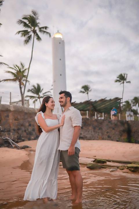 A magia do crepúsculo em Praia do Forte-BA renderá fotos de casal deslumbrantes. Eternize sua viagem ao litoral baiano com um ensaio fotográfico profissional que aproveita cada tom de luz da natureza. Por Waldyr Lantyer Foto de Praia do Forte Bahia'