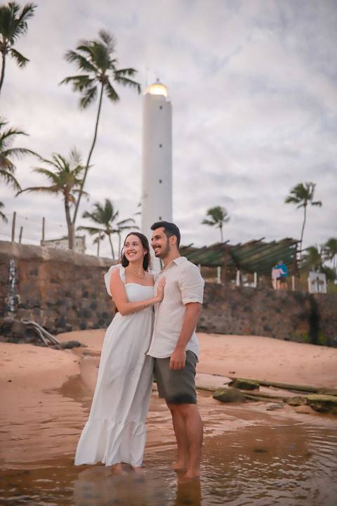A magia do crepúsculo em Praia do Forte-BA renderá fotos de casal deslumbrantes. Eternize sua viagem ao litoral baiano com um ensaio fotográfico profissional que aproveita cada tom de luz da natureza. Por Waldyr Lantyer Foto de Praia do Forte Bahia'