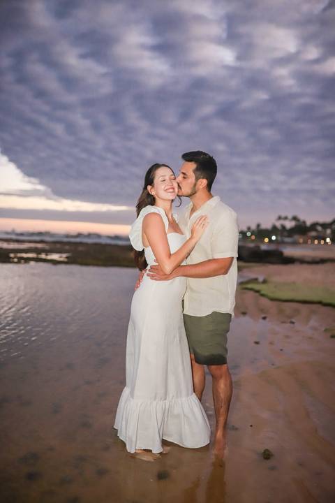 A magia do crepúsculo em Praia do Forte-BA renderá fotos de casal deslumbrantes. Eternize sua viagem ao litoral baiano com um ensaio fotográfico profissional que aproveita cada tom de luz da natureza. Por Waldyr Lantyer Foto de Praia do Forte Bahia'