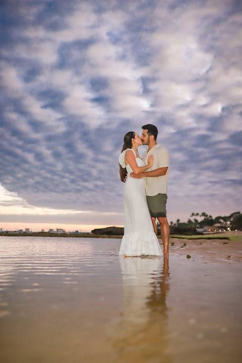 A magia do crepúsculo em Praia do Forte-BA renderá fotos de casal deslumbrantes. Eternize sua viagem ao litoral baiano com um ensaio fotográfico profissional que aproveita cada tom de luz da natureza. Por Waldyr Lantyer Foto de Praia do Forte Bahia'
