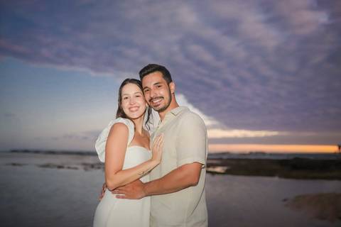 A magia do crepúsculo em Praia do Forte-BA renderá fotos de casal deslumbrantes. Eternize sua viagem ao litoral baiano com um ensaio fotográfico profissional que aproveita cada tom de luz da natureza. Por Waldyr Lantyer Foto de Praia do Forte Bahia'