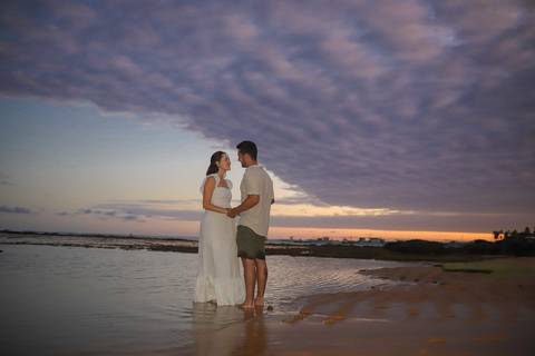Ensaio fotográfico noturno em Praia do Forte-BA na charmosa Igreja de São Francisco de Assis. Iluminação única para registrar momentos românticos e marcantes durante seu passeio pela vila baiana. Por Waldyr Lantyer'