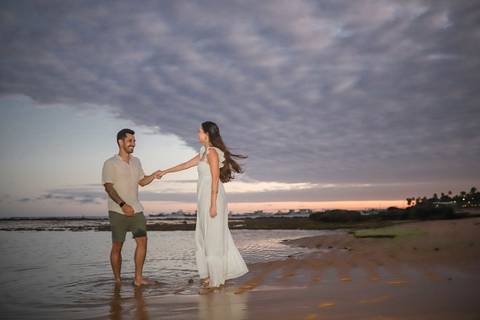 Ensaio fotográfico noturno em Praia do Forte-BA na charmosa Igreja de São Francisco de Assis. Iluminação única para registrar momentos românticos e marcantes durante seu passeio pela vila baiana. Por Waldyr Lantyer'