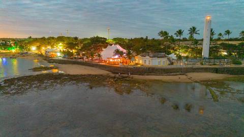Ensaio fotográfico noturno em Praia do Forte-BA na charmosa Igreja de São Francisco de Assis. Iluminação única para registrar momentos românticos e marcantes durante seu passeio pela vila baiana. Por Waldyr Lantyer'