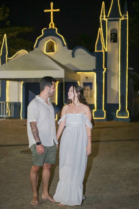 Ensaio fotográfico noturno em Praia do Forte-BA na charmosa Igreja de São Francisco de Assis. Iluminação única para registrar momentos românticos e marcantes durante seu passeio pela vila baiana. Por Waldyr Lantyer'