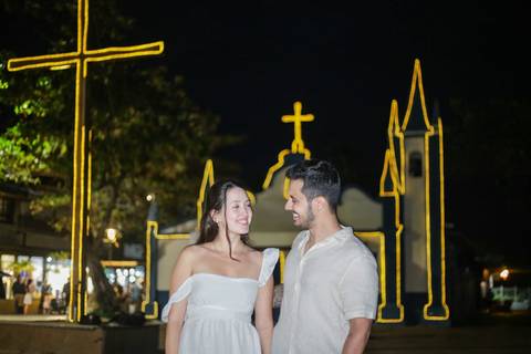 Ensaio fotográfico noturno em Praia do Forte-BA na charmosa Igreja de São Francisco de Assis. Iluminação única para registrar momentos românticos e marcantes durante seu passeio pela vila baiana. Por Waldyr Lantyer'
