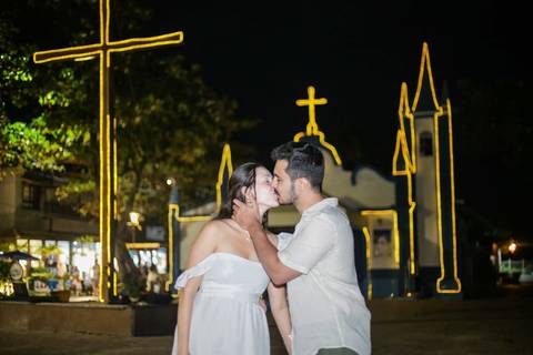 Ensaio fotográfico noturno em Praia do Forte-BA na charmosa Igreja de São Francisco de Assis. Iluminação única para registrar momentos românticos e marcantes durante seu passeio pela vila baiana. Por Waldyr Lantyer'