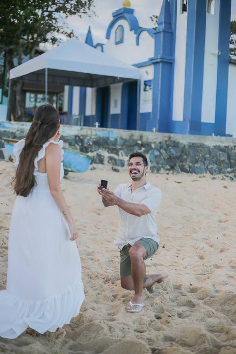 egiste momentos inesquecíveis em sua viagem para Praia do Forte-BA. Ensaio de casal e pedido de casamento surpresa em frente à histórica Igreja de São Francisco de Assis, com a melhor fotografia profissional da Bahia. POR Waldyr Lantyer Fotografia '
