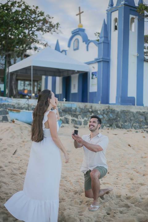 egiste momentos inesquecíveis em sua viagem para Praia do Forte-BA. Ensaio de casal e pedido de casamento surpresa em frente à histórica Igreja de São Francisco de Assis, com a melhor fotografia profissional da Bahia. POR Waldyr Lantyer Fotografia '
