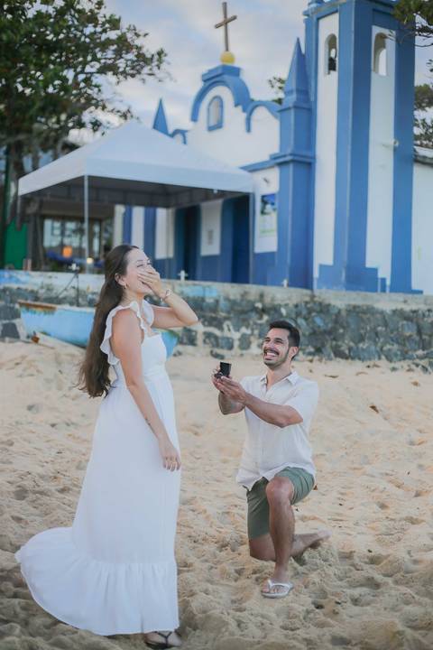 egiste momentos inesquecíveis em sua viagem para Praia do Forte-BA. Ensaio de casal e pedido de casamento surpresa em frente à histórica Igreja de São Francisco de Assis, com a melhor fotografia profissional da Bahia. POR Waldyr Lantyer Fotografia '