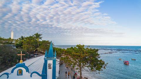 egiste momentos inesquecíveis em sua viagem para Praia do Forte-BA. Ensaio de casal e pedido de casamento surpresa em frente à histórica Igreja de São Francisco de Assis, com a melhor fotografia profissional da Bahia. POR Waldyr Lantyer Fotografia '