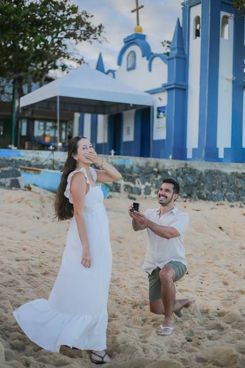 egiste momentos inesquecíveis em sua viagem para Praia do Forte-BA. Ensaio de casal e pedido de casamento surpresa em frente à histórica Igreja de São Francisco de Assis, com a melhor fotografia profissional da Bahia. POR Waldyr Lantyer Fotografia '