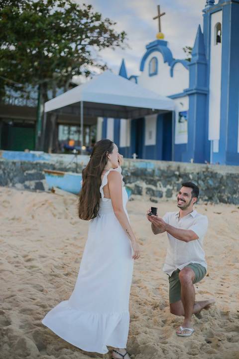 egiste momentos inesquecíveis em sua viagem para Praia do Forte-BA. Ensaio de casal e pedido de casamento surpresa em frente à histórica Igreja de São Francisco de Assis, com a melhor fotografia profissional da Bahia. POR Waldyr Lantyer Fotografia '