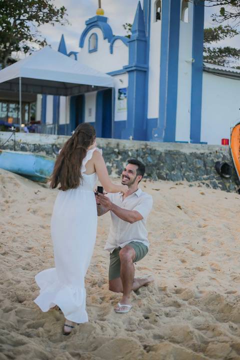 egiste momentos inesquecíveis em sua viagem para Praia do Forte-BA. Ensaio de casal e pedido de casamento surpresa em frente à histórica Igreja de São Francisco de Assis, com a melhor fotografia profissional da Bahia. POR Waldyr Lantyer Fotografia '
