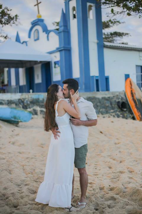Planejando viajar para Praia do Forte-BA? A praia da igrejinha oferece o cenário ideal para fotos incríveis de drone ao pôr do sol. Guarde as melhores lembranças das suas férias no litoral baiano com imagens profissionais. POR Waldyr Lantyer Fotografia '