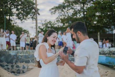 Planejando viajar para Praia do Forte-BA? A praia da igrejinha oferece o cenário ideal para fotos incríveis de drone ao pôr do sol. Guarde as melhores lembranças das suas férias no litoral baiano com imagens profissionais. POR Waldyr Lantyer Fotografia '