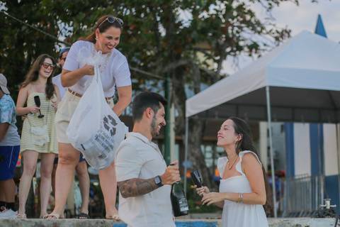 Surpreenda quem você ama com um pedido de casamento emocionante em Praia do Forte-BA. Eternize o sim à beira-mar com ensaio fotográfico profissional focado em capturar sentimentos verdadeiros na Linha Verde. POR WALDYR LANTYER, FOTOGRAFO EM PRAIADOFORTE'