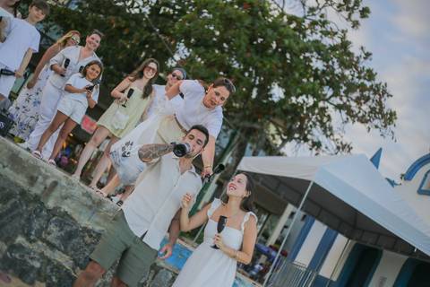 Surpreenda quem você ama com um pedido de casamento emocionante em Praia do Forte-BA. Eternize o sim à beira-mar com ensaio fotográfico profissional focado em capturar sentimentos verdadeiros na Linha Verde. POR WALDYR LANTYER, FOTOGRAFO EM PRAIADOFORTE'