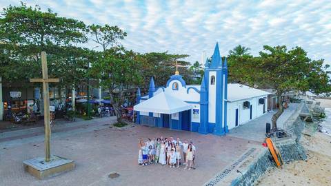 egiste momentos inesquecíveis em sua viagem para Praia do Forte-BA. Ensaio de casal e pedido de casamento surpresa em frente à histórica Igreja de São Francisco de Assis, com a melhor fotografia profissional da Bahia. POR Waldyr Lantyer Fotografia '