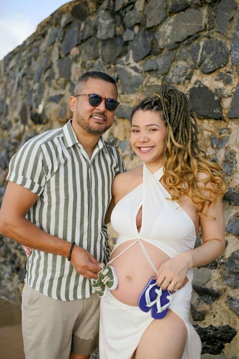 Amor, expectativa e o abraço que acolhe o futuro.
A conexão entre os pais ganha destaque quando a brisa do mar e o som das ondas emolduram o sentimento sincero de quem aguarda a chegada do filho.
❤️ Fotografia de Casal e Família na Vila da Praia do Forte'