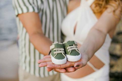 Amor, expectativa e o abraço que acolhe o futuro.
A conexão entre os pais ganha destaque quando a brisa do mar e o som das ondas emolduram o sentimento sincero de quem aguarda a chegada do filho.
❤️ Fotografia de Casal e Família na Vila da Praia do Forte'