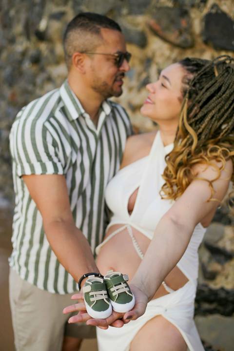 Amor, expectativa e o abraço que acolhe o futuro.
A conexão entre os pais ganha destaque quando a brisa do mar e o som das ondas emolduram o sentimento sincero de quem aguarda a chegada do filho.
❤️ Fotografia de Casal e Família na Vila da Praia do Forte'