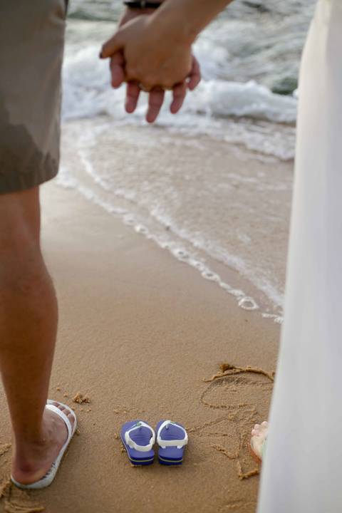 Amor, expectativa e o abraço que acolhe o futuro.
A conexão entre os pais ganha destaque quando a brisa do mar e o som das ondas emolduram o sentimento sincero de quem aguarda a chegada do filho.
❤️ Fotografia de Casal e Família na Vila da Praia do Forte'