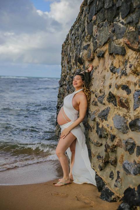 Amor, expectativa e o abraço que acolhe o futuro.
A conexão entre os pais ganha destaque quando a brisa do mar e o som das ondas emolduram o sentimento sincero de quem aguarda a chegada do filho.
❤️ Fotografia de Casal e Família na Vila da Praia do Forte'