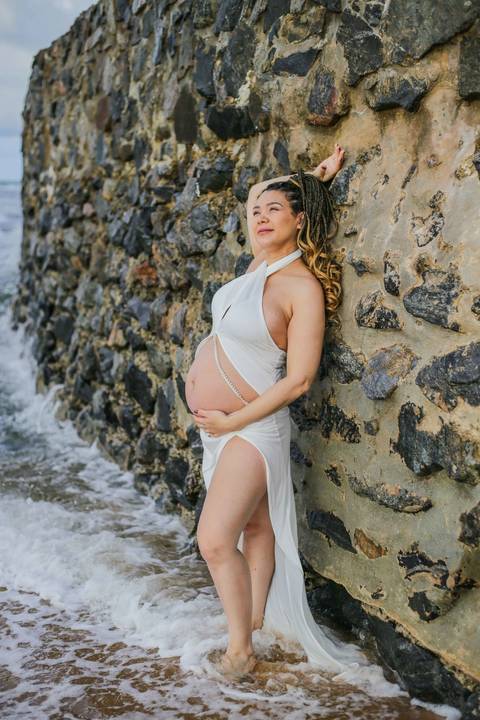 Amor, expectativa e o abraço que acolhe o futuro.
A conexão entre os pais ganha destaque quando a brisa do mar e o som das ondas emolduram o sentimento sincero de quem aguarda a chegada do filho.
❤️ Fotografia de Casal e Família na Vila da Praia do Forte'