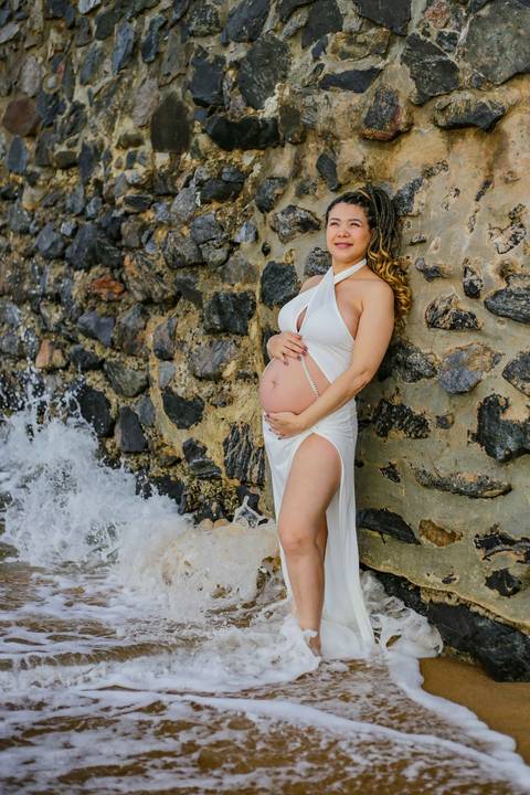 Amor, expectativa e o abraço que acolhe o futuro.
A conexão entre os pais ganha destaque quando a brisa do mar e o som das ondas emolduram o sentimento sincero de quem aguarda a chegada do filho.
❤️ Fotografia de Casal e Família na Vila da Praia do Forte'