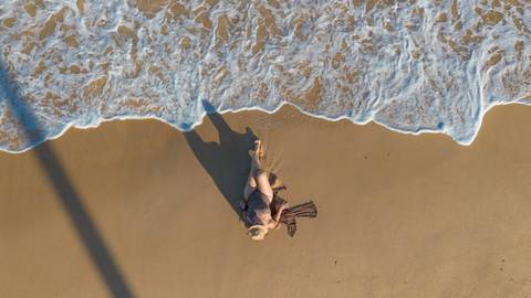 Caminhada à beira-mar durante o ensaio fotográfico de aniversário de 60 anos no Tivoli EcoResort, em Praia do Forte — um passeio tranquilo pela areia, com o mar do litoral norte da Bahia como cenário. Waldyr Lantyer Foto de Praia do Forte Bahia Tivoli'