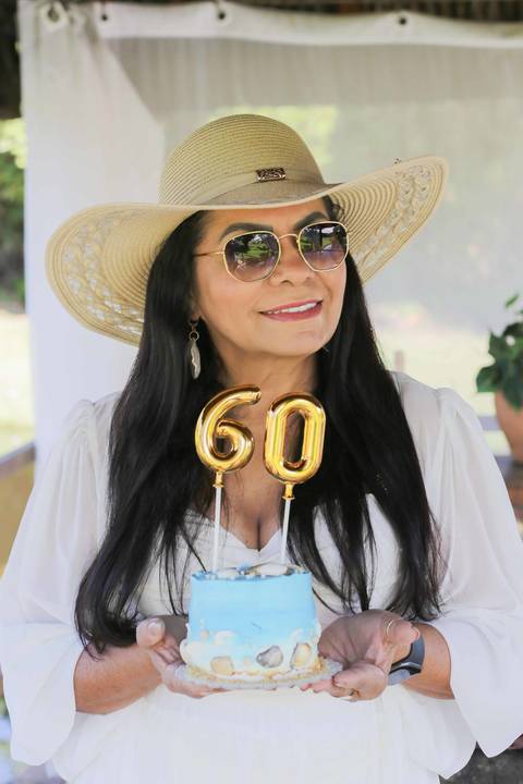 Caminhada à beira-mar durante o ensaio fotográfico de aniversário de 60 anos no Tivoli EcoResort, em Praia do Forte — um passeio tranquilo pela areia, com o mar do litoral norte da Bahia como cenário. Waldyr Lantyer Foto de Praia do Forte Bahia Tivoli'