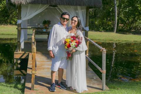 Caminhada à beira-mar durante o ensaio fotográfico de aniversário de 60 anos no Tivoli EcoResort, em Praia do Forte — um passeio tranquilo pela areia, com o mar do litoral norte da Bahia como cenário. Waldyr Lantyer Foto de Praia do Forte Bahia Tivoli'
