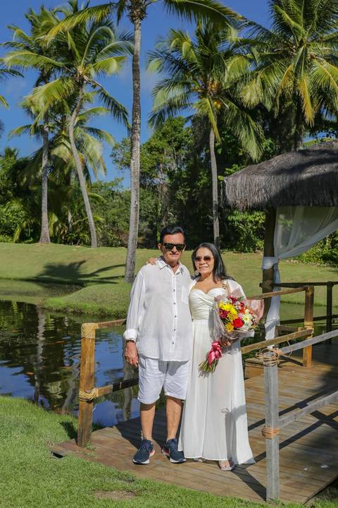 Caminhada à beira-mar durante o ensaio fotográfico de aniversário de 60 anos no Tivoli EcoResort, em Praia do Forte — um passeio tranquilo pela areia, com o mar do litoral norte da Bahia como cenário. Waldyr Lantyer Foto de Praia do Forte Bahia Tivoli'