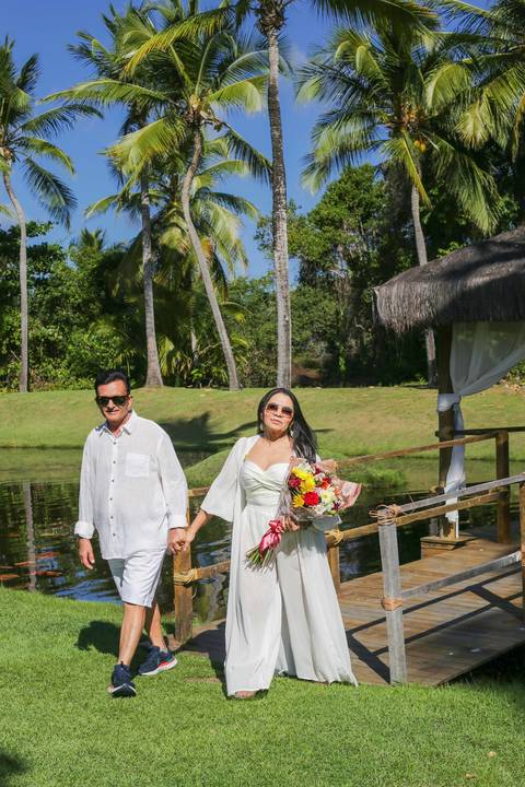 Caminhada à beira-mar durante o ensaio fotográfico de aniversário de 60 anos no Tivoli EcoResort, em Praia do Forte — um passeio tranquilo pela areia, com o mar do litoral norte da Bahia como cenário. Waldyr Lantyer Foto de Praia do Forte Bahia Tivoli'