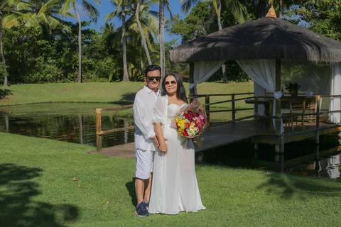 Os pés tocando a espuma das ondas: registro espontâneo do ensaio fotográfico de 60 anos realizado na praia do Tivoli EcoResort, em Praia do Forte, Bahia — simplicidade e beleza natural em cada clique. Waldyr Lantyer Foto de Praia do Forte Bahia Tivoli'