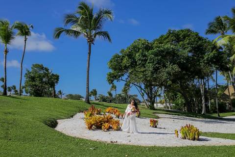 Os pés tocando a espuma das ondas: registro espontâneo do ensaio fotográfico de 60 anos realizado na praia do Tivoli EcoResort, em Praia do Forte, Bahia — simplicidade e beleza natural em cada clique. Waldyr Lantyer Foto de Praia do Forte Bahia Tivoli'