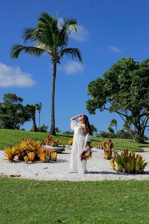 Os pés tocando a espuma das ondas: registro espontâneo do ensaio fotográfico de 60 anos realizado na praia do Tivoli EcoResort, em Praia do Forte, Bahia — simplicidade e beleza natural em cada clique. Waldyr Lantyer Foto de Praia do Forte Bahia Tivoli'