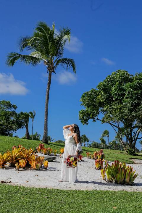 Os pés tocando a espuma das ondas: registro espontâneo do ensaio fotográfico de 60 anos realizado na praia do Tivoli EcoResort, em Praia do Forte, Bahia — simplicidade e beleza natural em cada clique. Waldyr Lantyer Foto de Praia do Forte Bahia Tivoli'