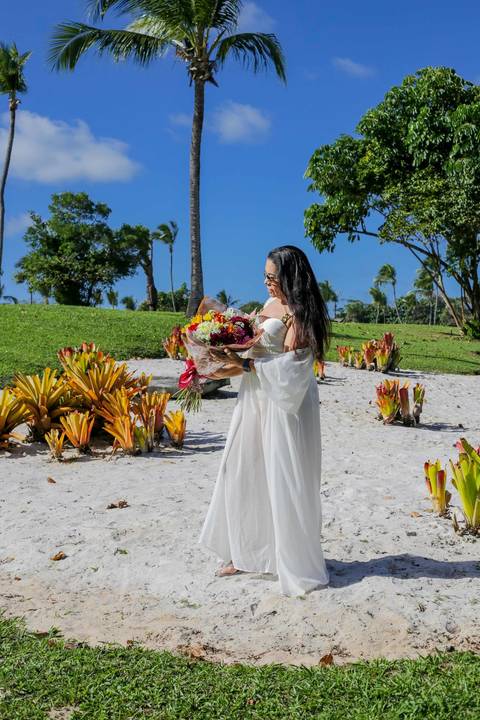 Os pés tocando a espuma das ondas: registro espontâneo do ensaio fotográfico de 60 anos realizado na praia do Tivoli EcoResort, em Praia do Forte, Bahia — simplicidade e beleza natural em cada clique. Waldyr Lantyer Foto de Praia do Forte Bahia Tivoli'