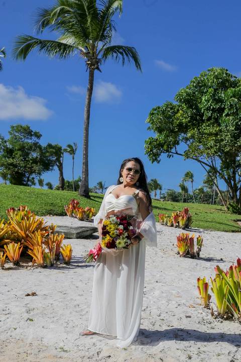 Os pés tocando a espuma das ondas: registro espontâneo do ensaio fotográfico de 60 anos realizado na praia do Tivoli EcoResort, em Praia do Forte, Bahia — simplicidade e beleza natural em cada clique. Waldyr Lantyer Foto de Praia do Forte Bahia Tivoli'