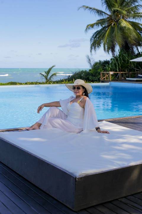 Os pés tocando a espuma das ondas: registro espontâneo do ensaio fotográfico de 60 anos realizado na praia do Tivoli EcoResort, em Praia do Forte, Bahia — simplicidade e beleza natural em cada clique. Waldyr Lantyer Foto de Praia do Forte Bahia Tivoli'