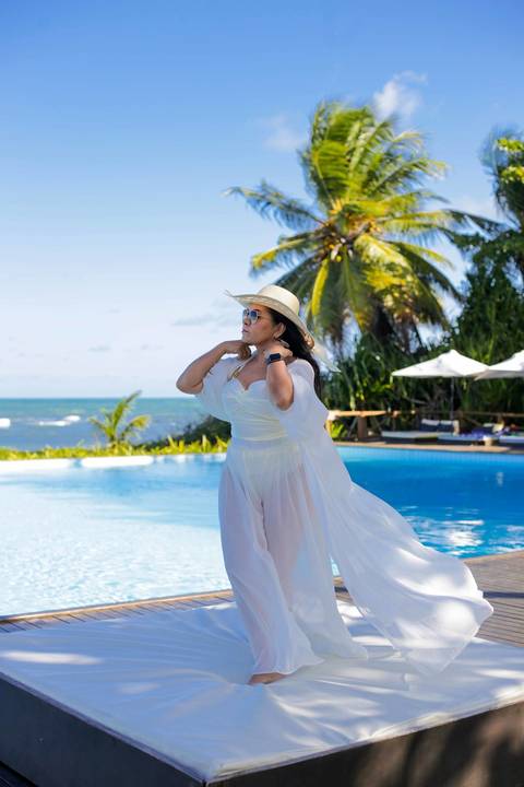 Os pés tocando a espuma das ondas: registro espontâneo do ensaio fotográfico de 60 anos realizado na praia do Tivoli EcoResort, em Praia do Forte, Bahia — simplicidade e beleza natural em cada clique. Waldyr Lantyer Foto de Praia do Forte Bahia Tivoli'