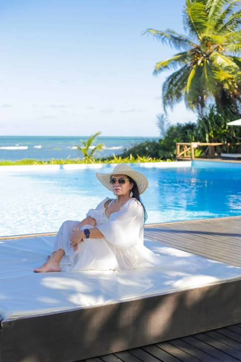 Os pés tocando a espuma das ondas: registro espontâneo do ensaio fotográfico de 60 anos realizado na praia do Tivoli EcoResort, em Praia do Forte, Bahia — simplicidade e beleza natural em cada clique. Waldyr Lantyer Foto de Praia do Forte Bahia Tivoli'