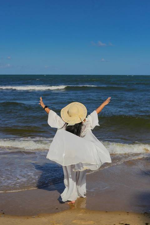 Chapéu de palha, óculos de sol e a luz quente da Bahia iluminando o retrato de aniversário no Tivoli EcoResort — ensaio fotográfico realizado em Praia do Forte, na Bahia. Waldyr Lantyer Foto de Praia do Forte Bahia'