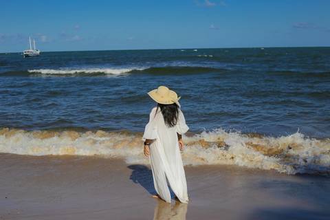Chapéu de palha, óculos de sol e a luz quente da Bahia iluminando o retrato de aniversário no Tivoli EcoResort — ensaio fotográfico realizado em Praia do Forte, na Bahia. Waldyr Lantyer Foto de Praia do Forte Bahia'
